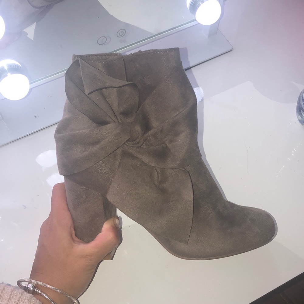 brown wedges with a bow on the side❣️